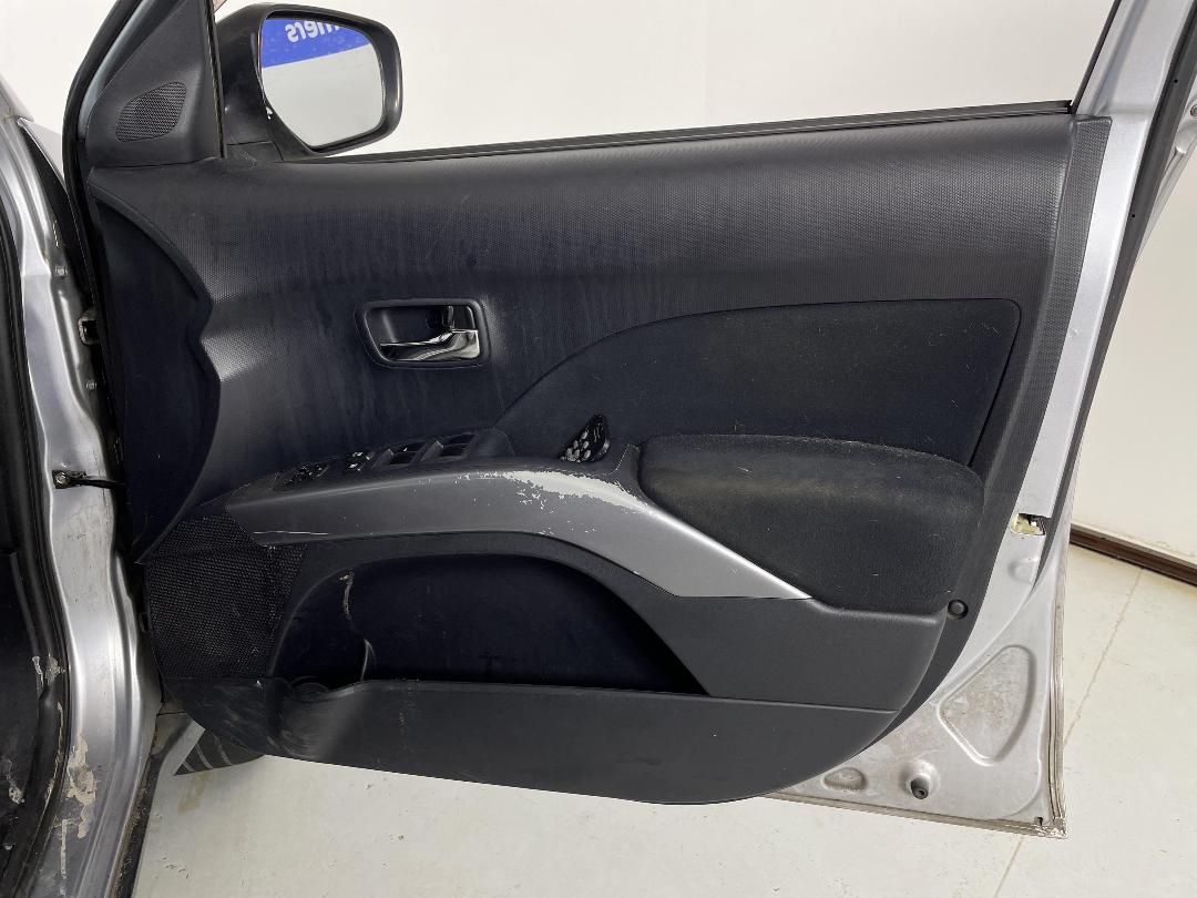 Photo '15' of Mitsubishi Outlander