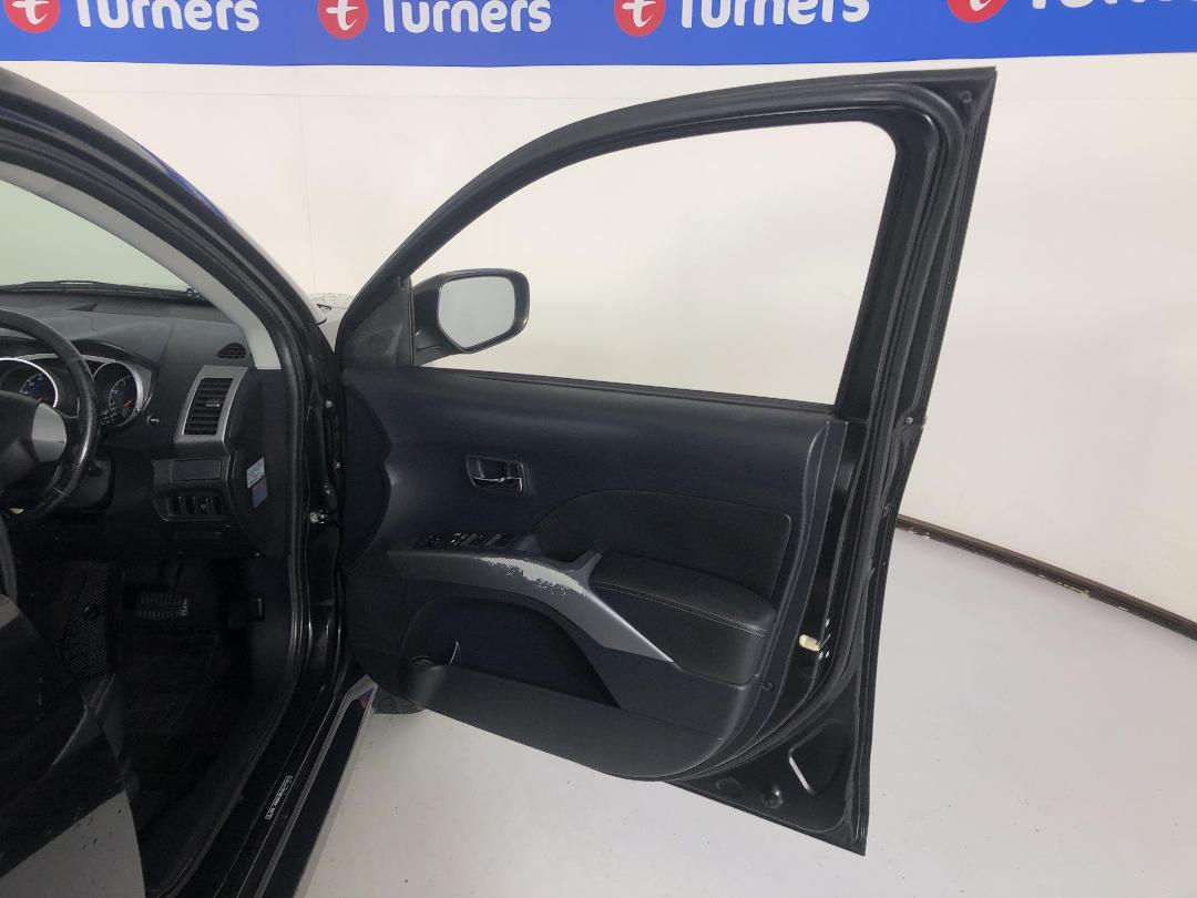 Photo '15' of Mitsubishi Outlander Photo '15' of Mitsubishi Outlander