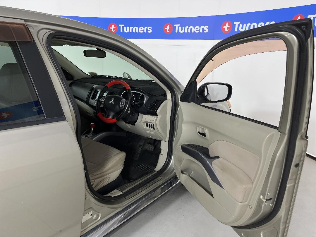 Photo '15' of Mitsubishi Outlander Photo '15' of Mitsubishi Outlander