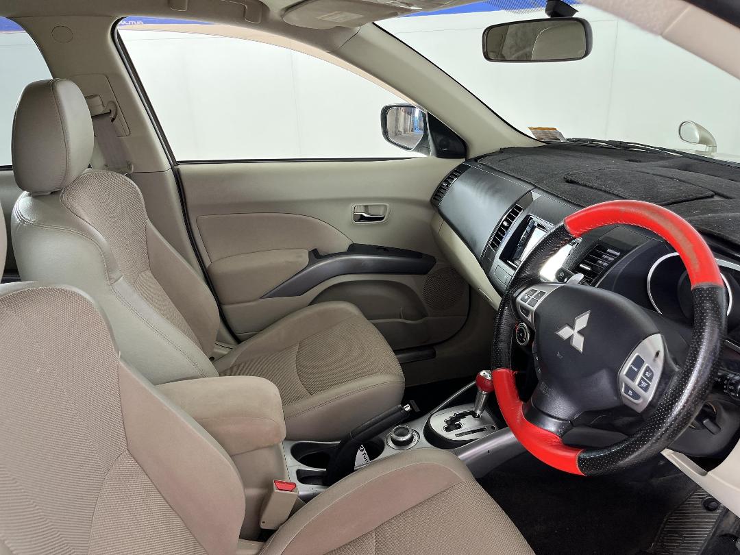 Photo '16' of Mitsubishi Outlander Photo '16' of Mitsubishi Outlander