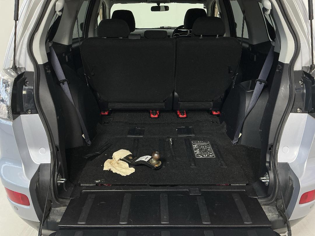 Photo '12' of Mitsubishi Outlander