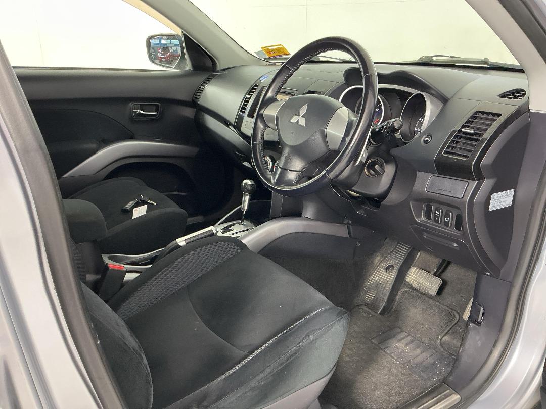 Photo '14' of Mitsubishi Outlander