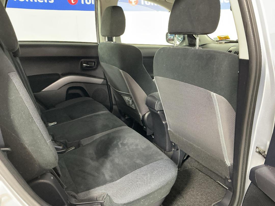 Photo '18' of Mitsubishi Outlander