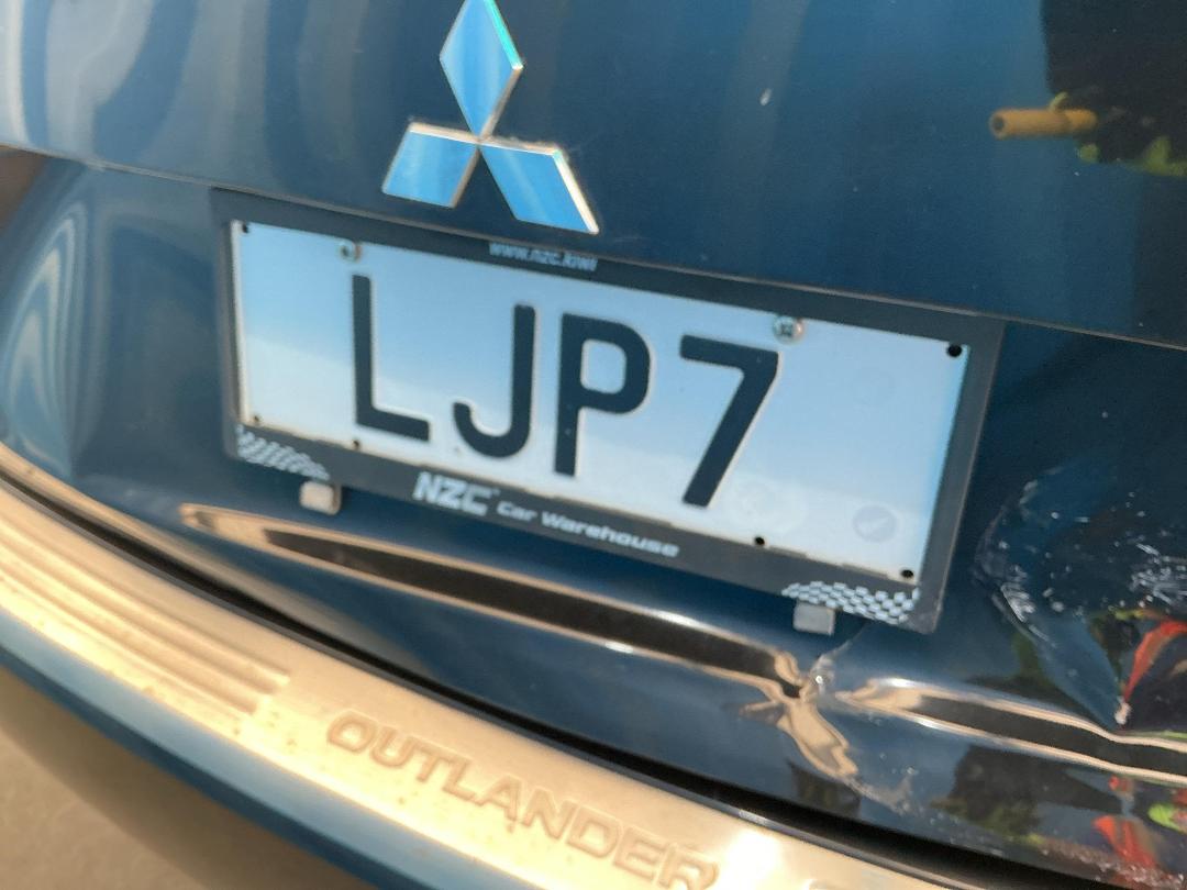 Photo '16' of Mitsubishi Outlander