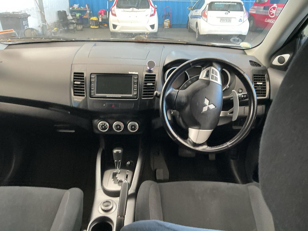 Photo '24' of Mitsubishi Outlander