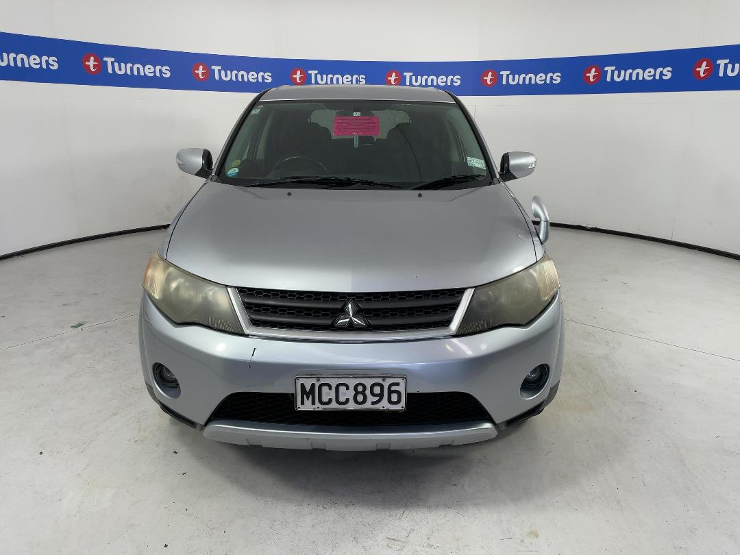 Photo '2' of Mitsubishi Outlander