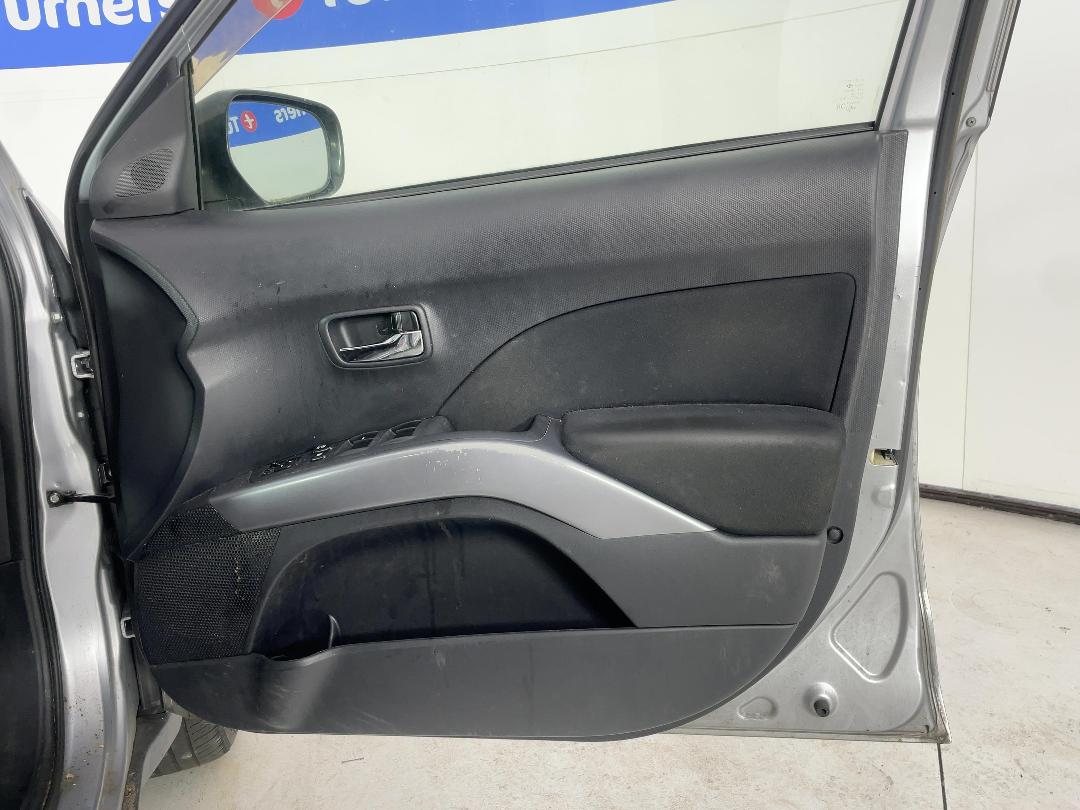 Photo '13' of Mitsubishi Outlander