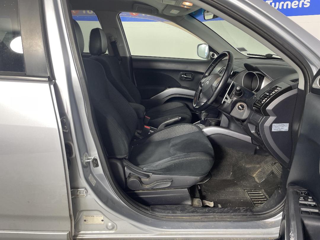 Photo '16' of Mitsubishi Outlander