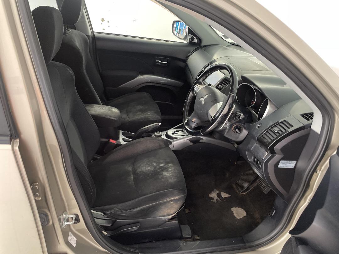 Photo '16' of Mitsubishi Outlander