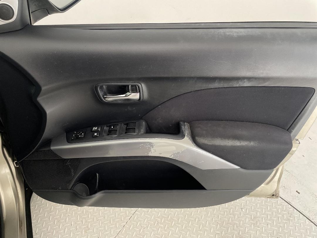 Photo '15' of Mitsubishi Outlander