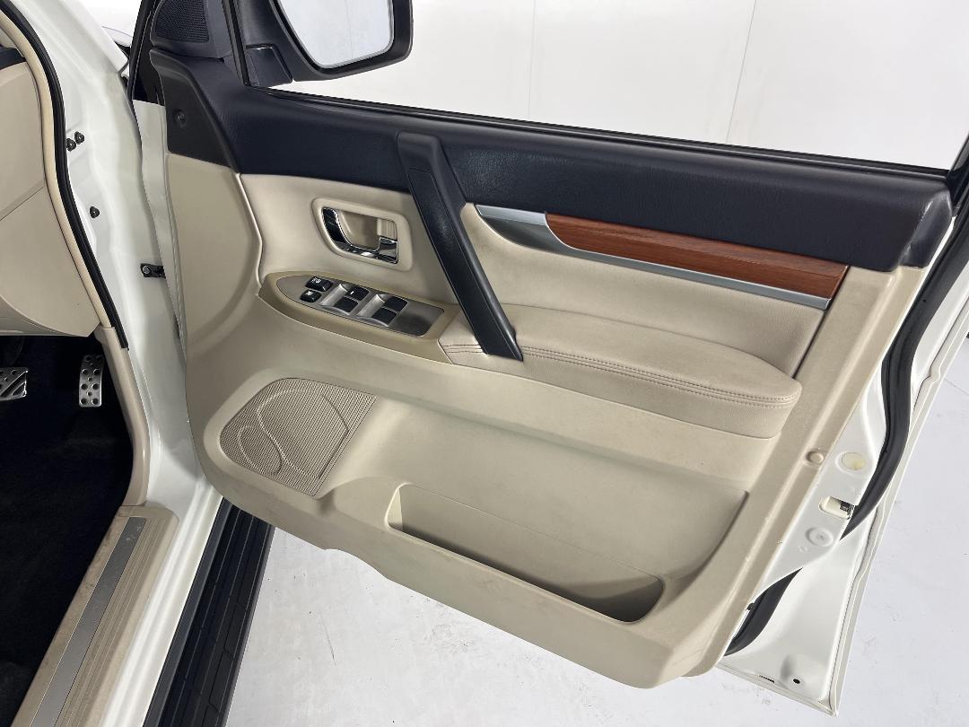 Photo '15' of Mitsubishi Pajero