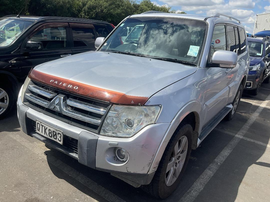 Photo '2' of Mitsubishi Pajero Exceed