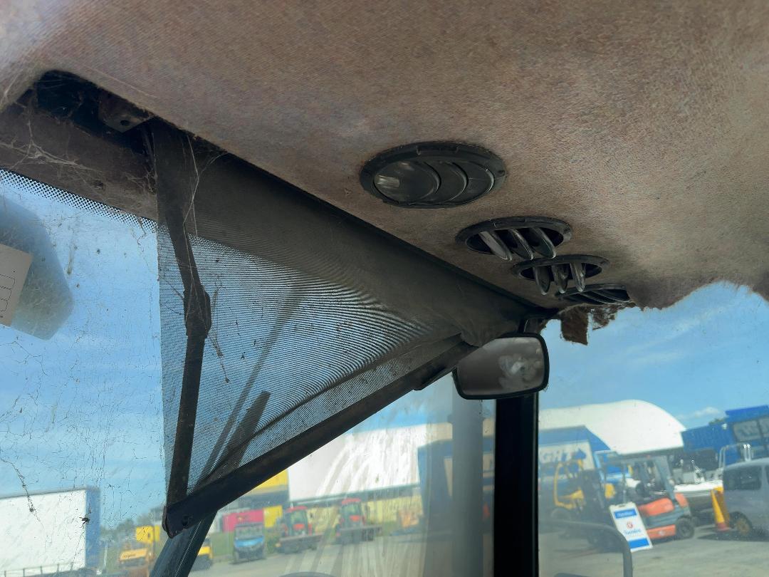 Photo '18' of NEW HOLLAND TL90A Tractor