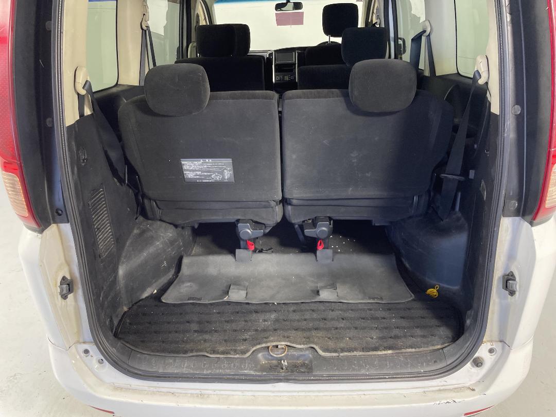 Photo '12' of Nissan Serena Photo '12' of Nissan Serena