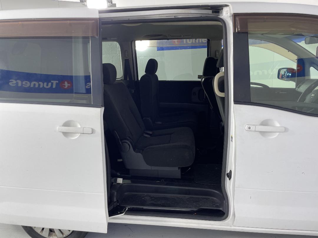 Photo '17' of Nissan Serena Photo '17' of Nissan Serena