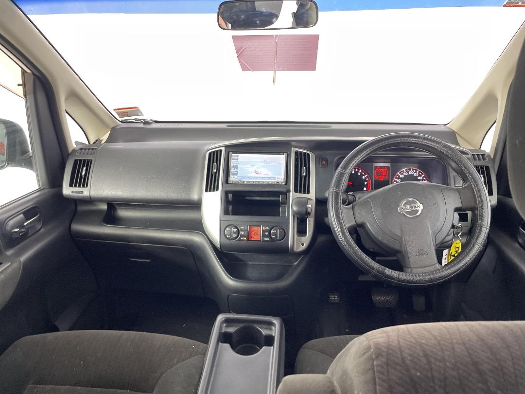 Photo '15' of Nissan Serena Photo '15' of Nissan Serena