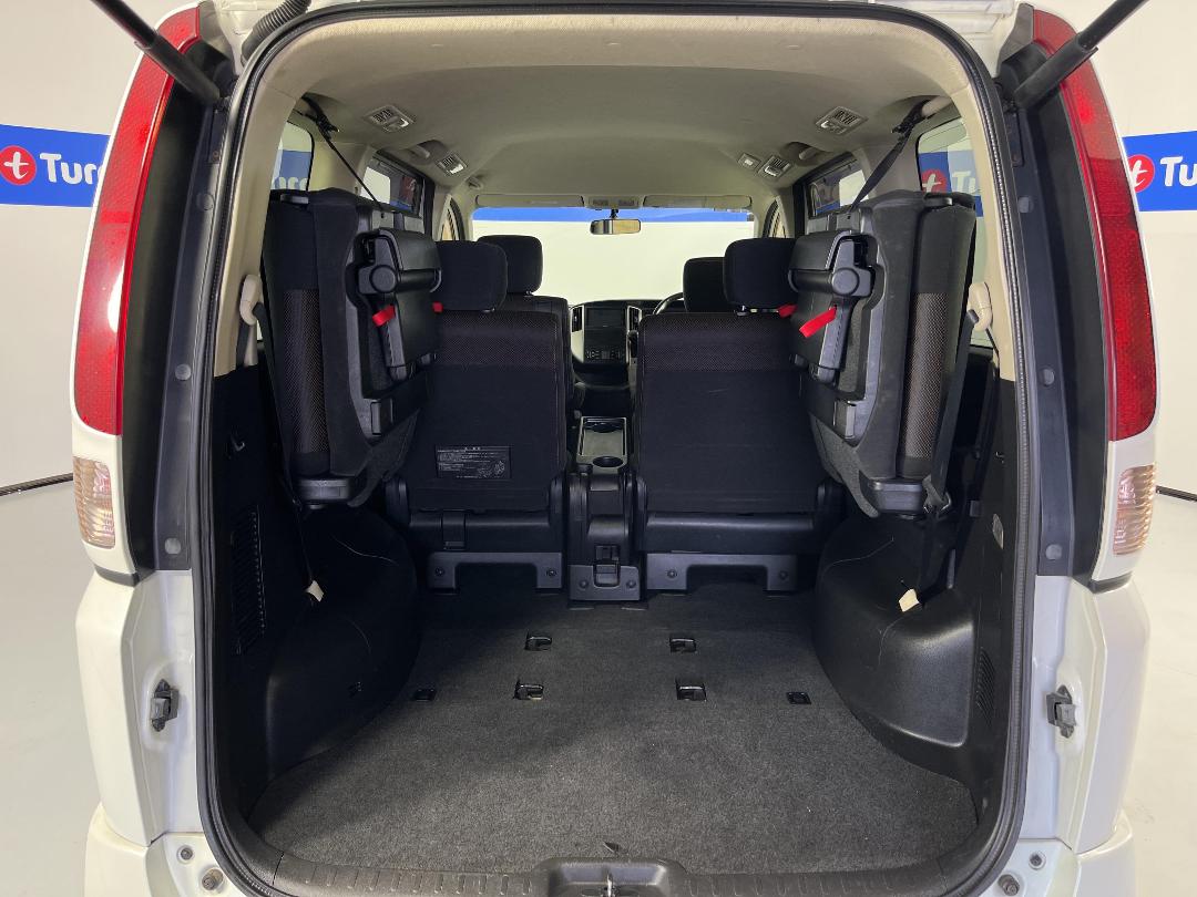 Photo '14' of Nissan Serena Photo '14' of Nissan Serena