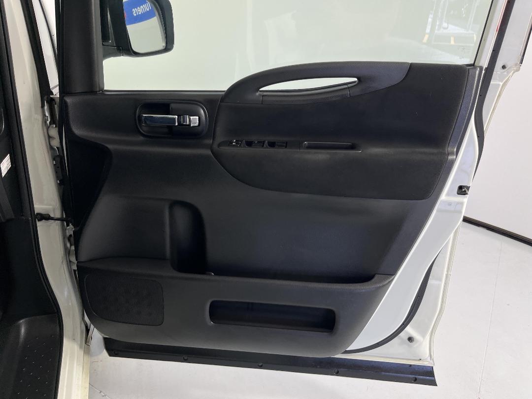 Photo '15' of Nissan Serena Photo '15' of Nissan Serena