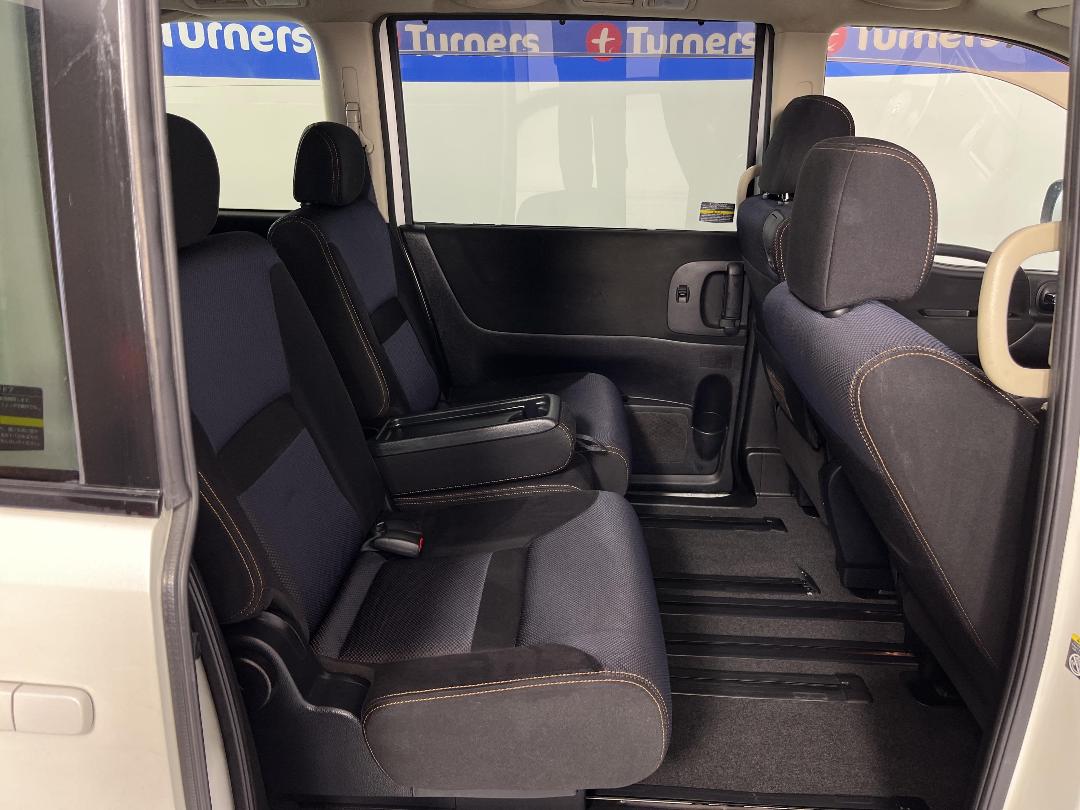 Photo '19' of Nissan Serena Photo '19' of Nissan Serena