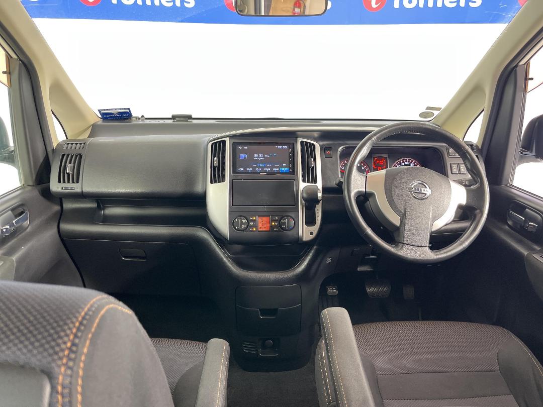 Photo '17' of Nissan Serena Photo '17' of Nissan Serena