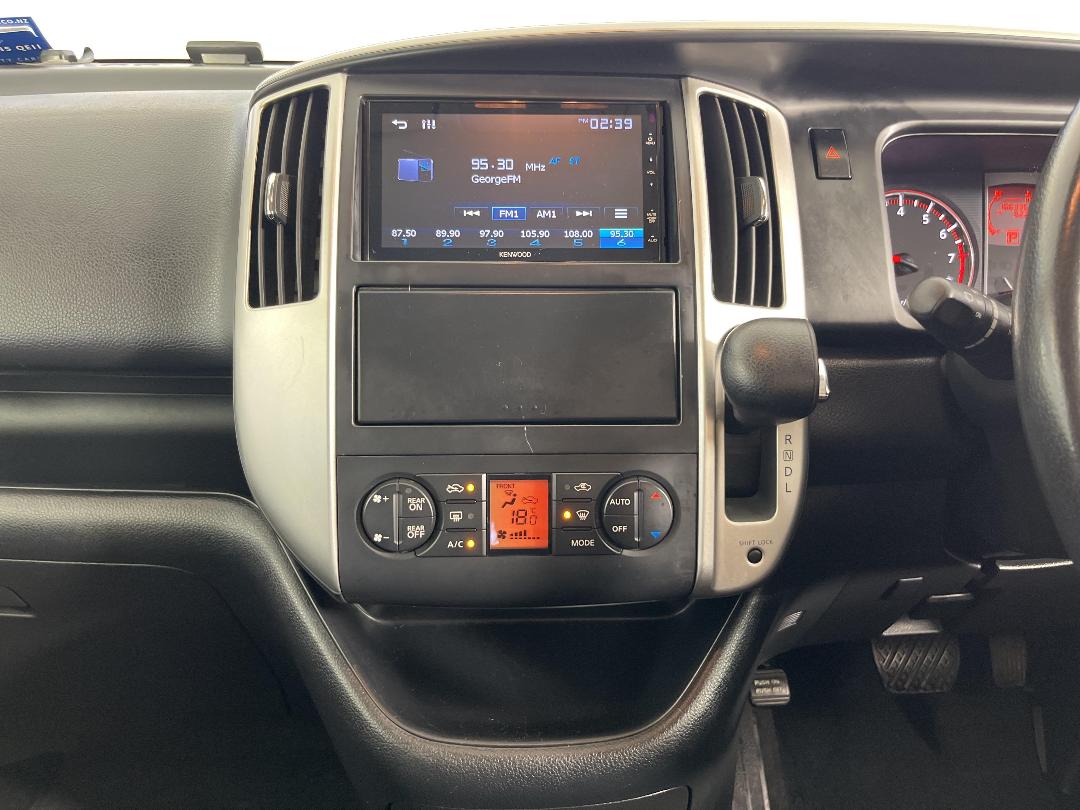 Photo '18' of Nissan Serena Photo '18' of Nissan Serena