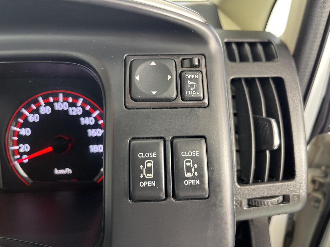 Photo '26' of Nissan Serena Photo '26' of Nissan Serena