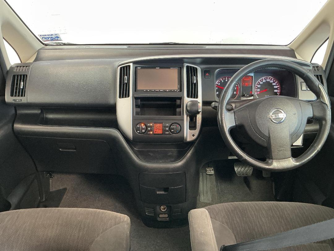 Photo '17' of Nissan Serena