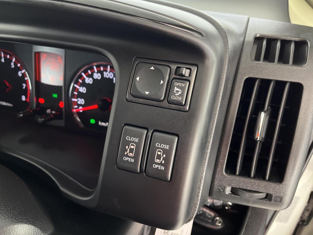 Photo '28' of Nissan Serena