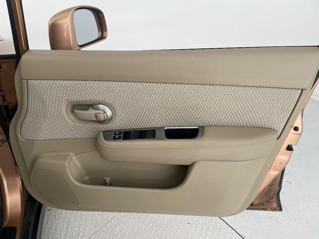 Photo '15' of Nissan Tiida