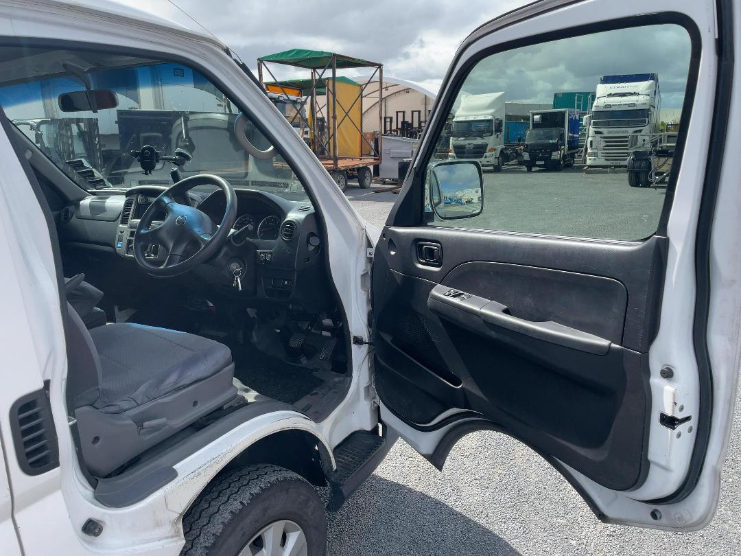 Photo '10' of Nissan Urvan 3.0 DIESEL AUTO Van Photo '10' of Nissan Urvan 3.0 DIESEL AUTO Van