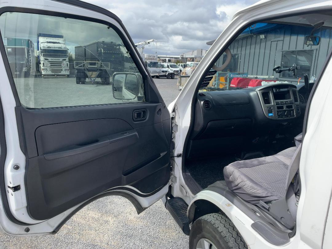 Photo '19' of Nissan Urvan 3.0 DIESEL AUTO Van Photo '19' of Nissan Urvan 3.0 DIESEL AUTO Van