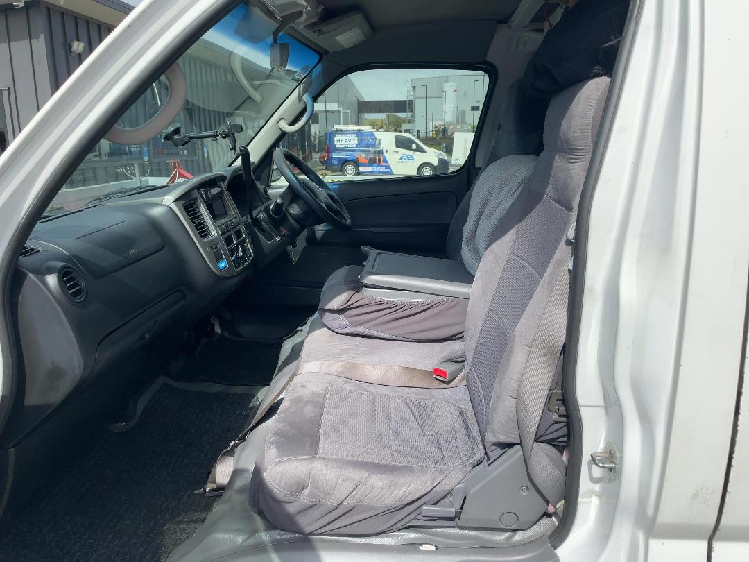 Photo '20' of Nissan Urvan 3.0 DIESEL AUTO Van Photo '20' of Nissan Urvan 3.0 DIESEL AUTO Van