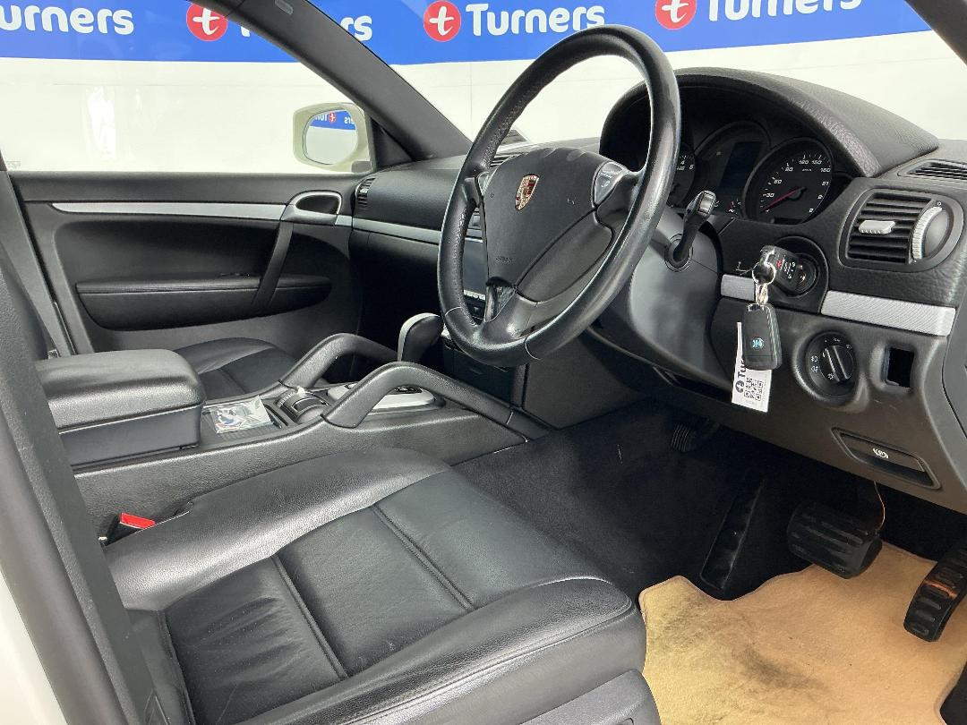 Photo '16' of Porsche Cayenne Photo '16' of Porsche Cayenne