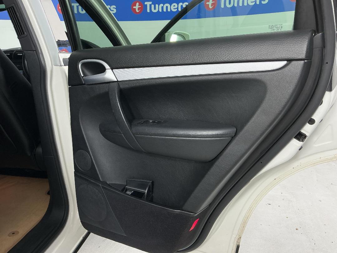 Photo '19' of Porsche Cayenne Photo '19' of Porsche Cayenne