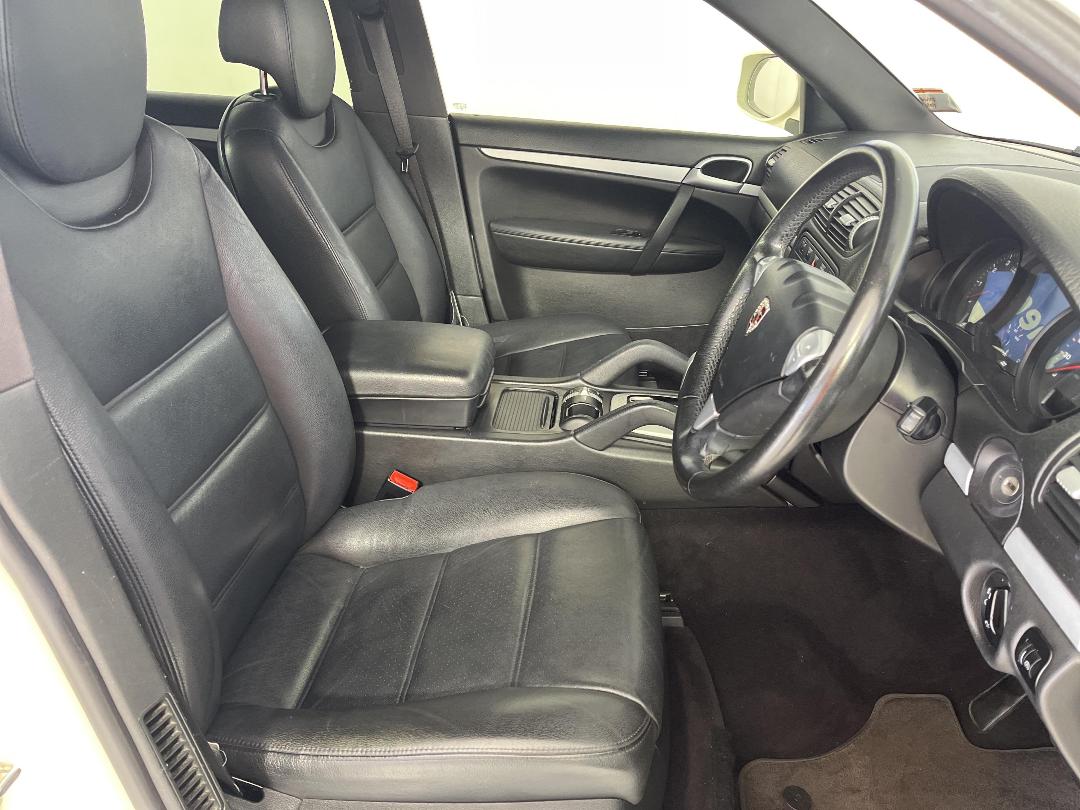 Photo '16' of Porsche Cayenne Photo '16' of Porsche Cayenne