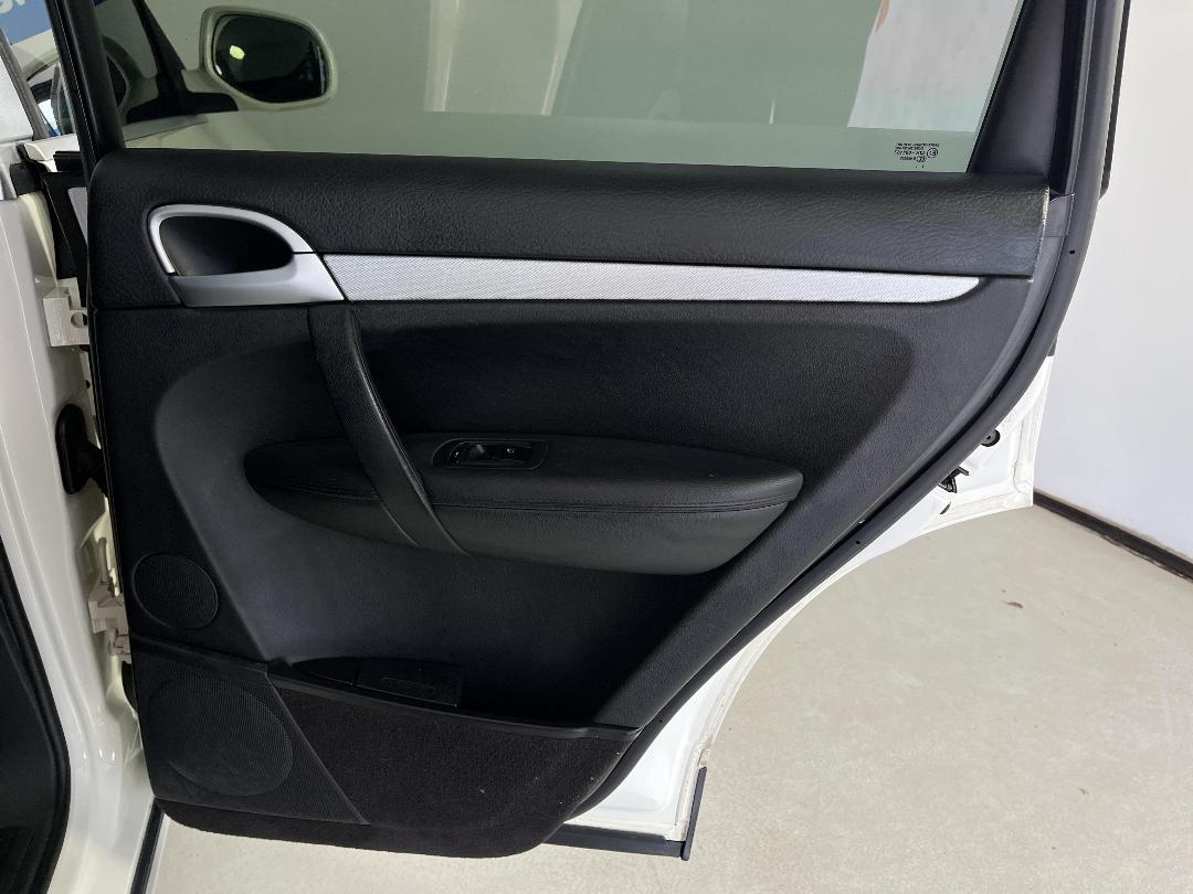 Photo '19' of Porsche Cayenne Photo '19' of Porsche Cayenne