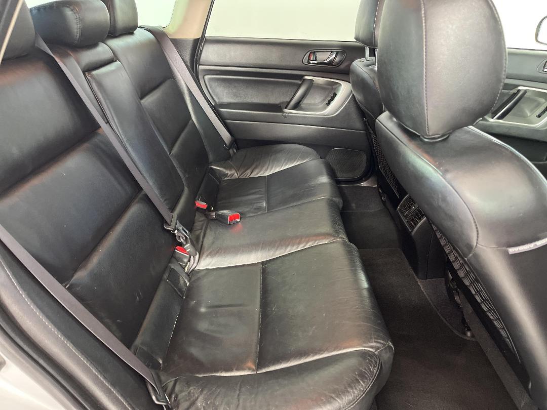 Photo '18' of Subaru Outback LTD R