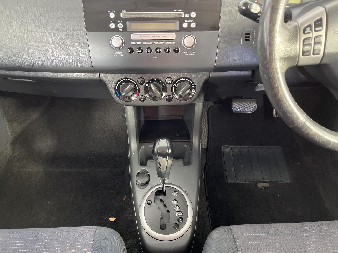 Photo '18' of Suzuki Swift