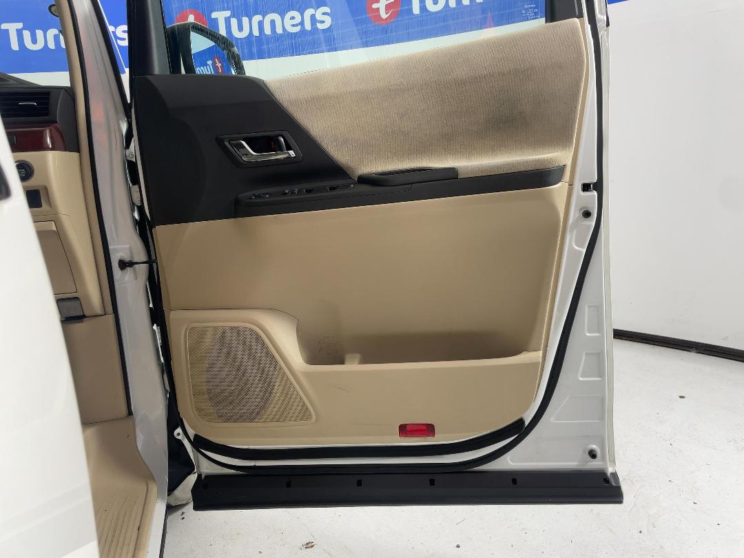 Photo '15' of Toyota Alphard Photo '15' of Toyota Alphard