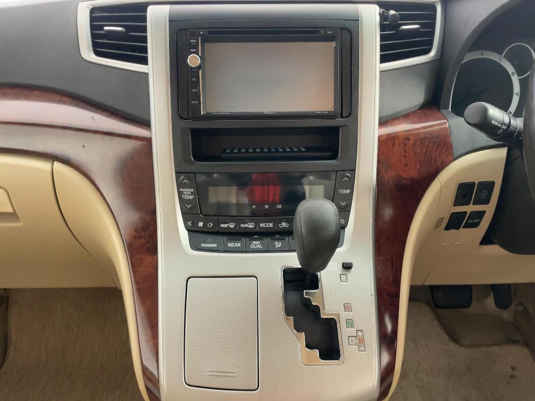 Photo '18' of Toyota Alphard Photo '18' of Toyota Alphard