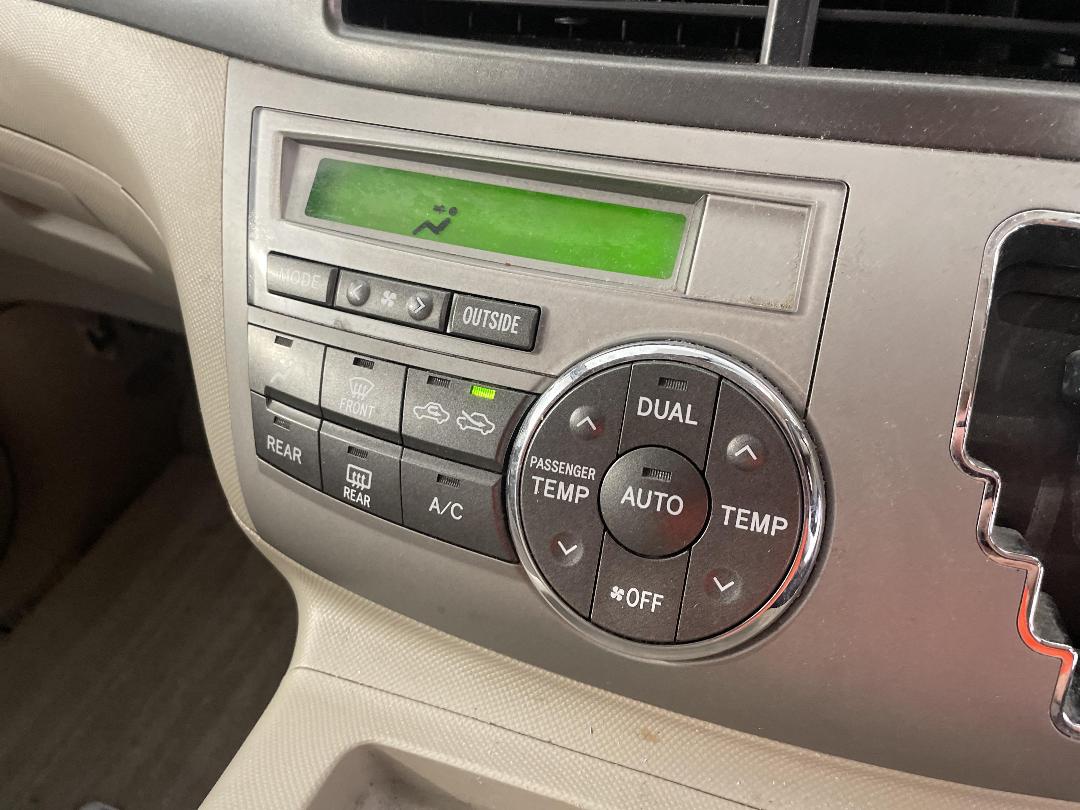 Photo '27' of Toyota Estima E-Four X Hybrid Photo '27' of Toyota Estima E-Four X Hybrid