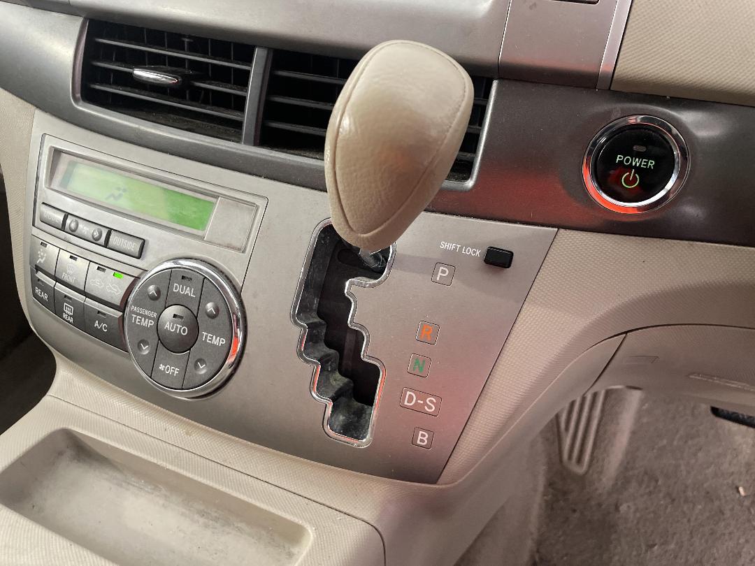 Photo '28' of Toyota Estima E-Four X Hybrid Photo '28' of Toyota Estima E-Four X Hybrid