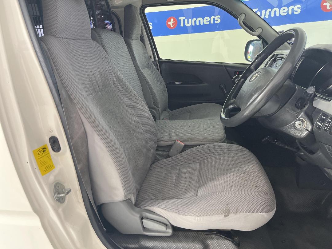 Photo '16' of Toyota Hiace