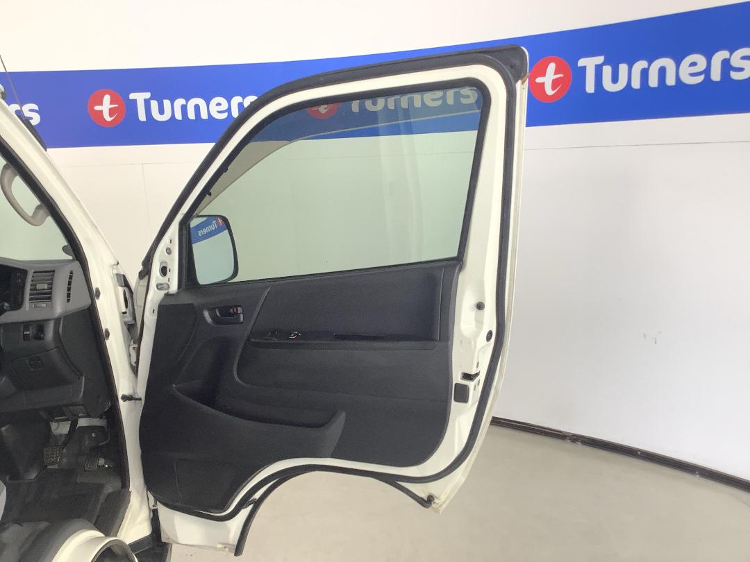 Photo '15' of Toyota Hiace