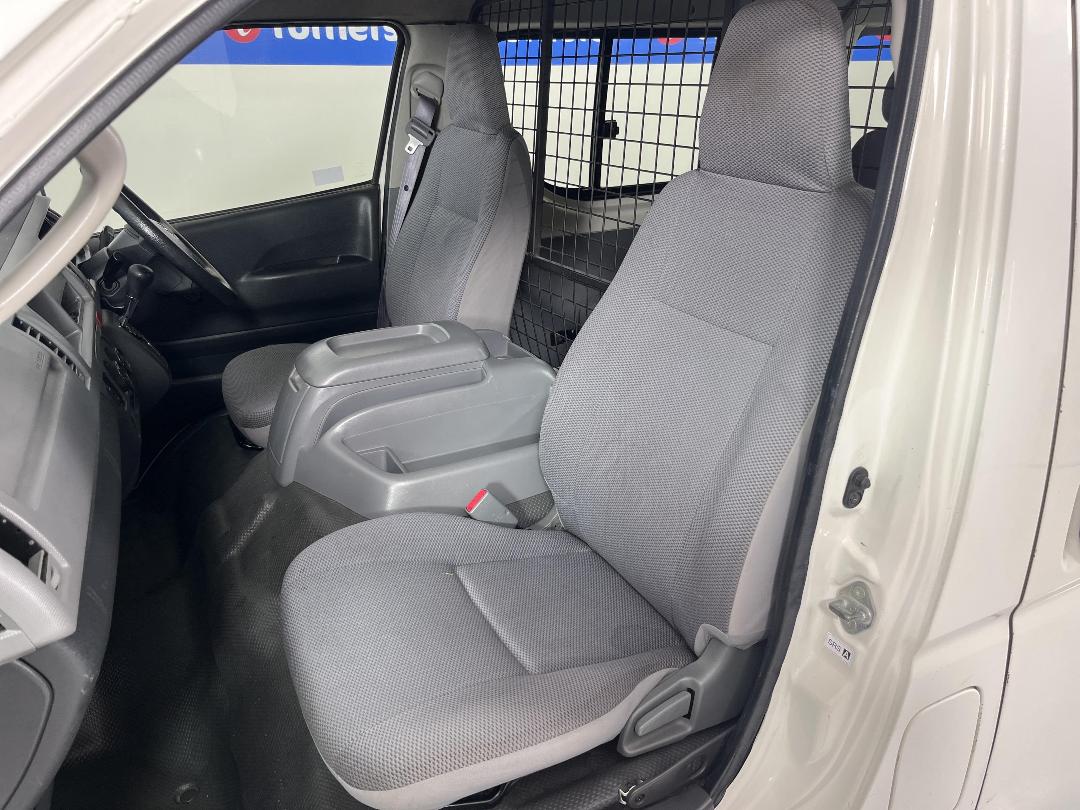 Photo '24' of Toyota Hiace