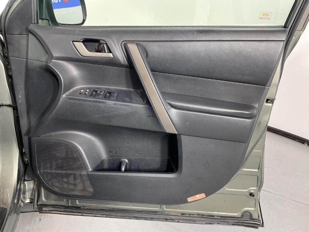 Photo '13' of Toyota Highlander LTD WGN5 Photo '13' of Toyota Highlander LTD WGN5