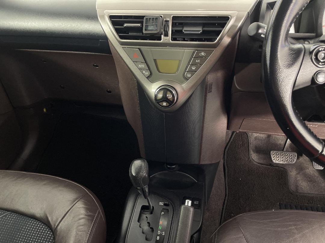 Photo '18' of Toyota IQ