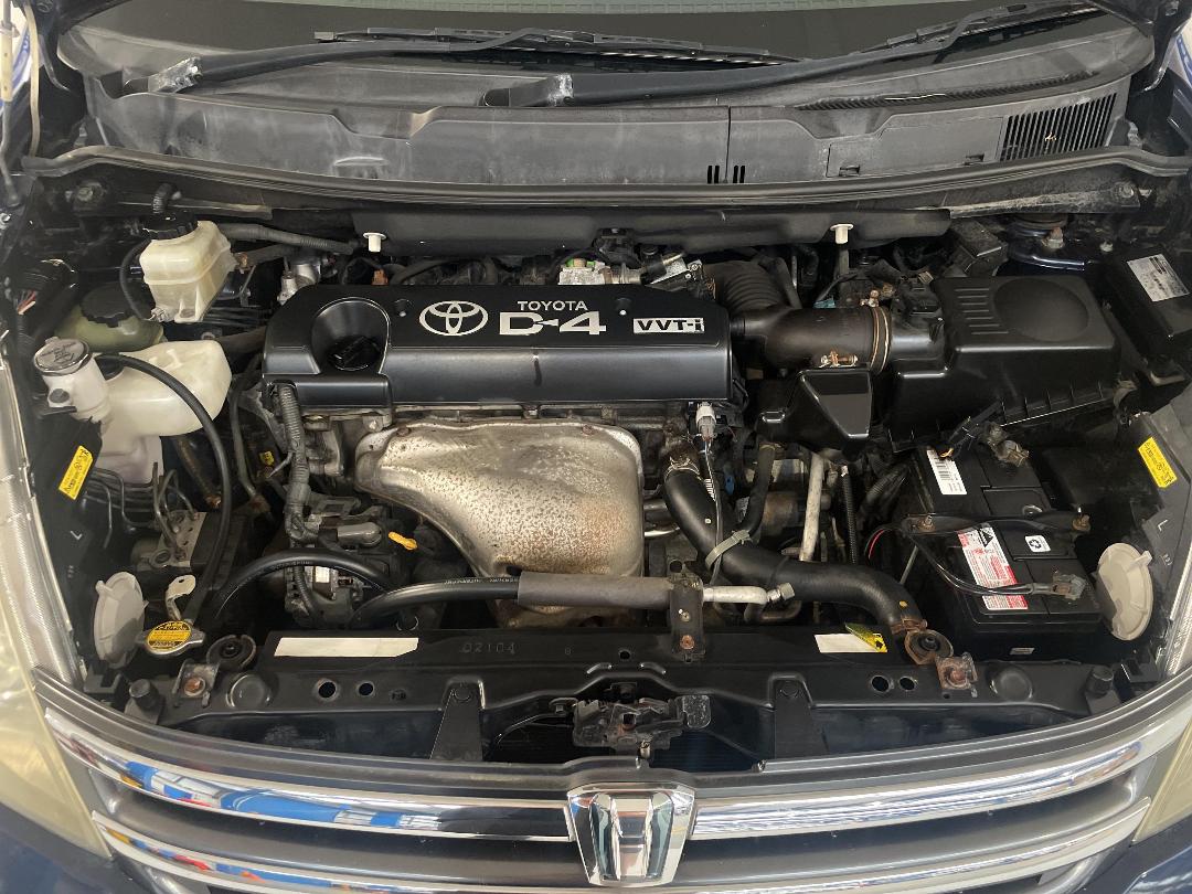 Photo '13' of Toyota Isis