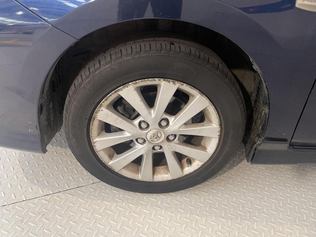 Photo '10' of Toyota Isis