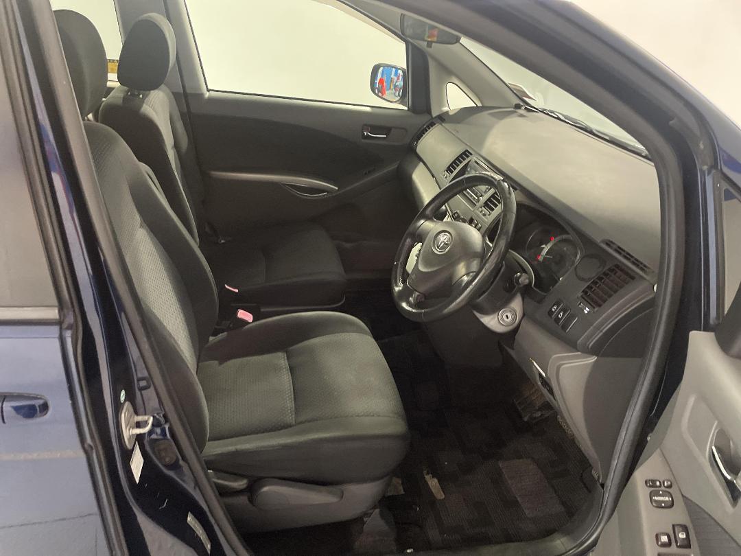 Photo '16' of Toyota Isis